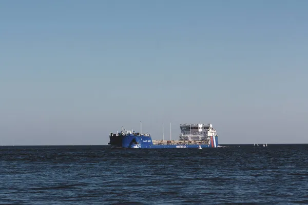 Gölde Büyük Mavi Bir Tanker Var Ekim 2021 Oreshek Kalesi — Stok fotoğraf
