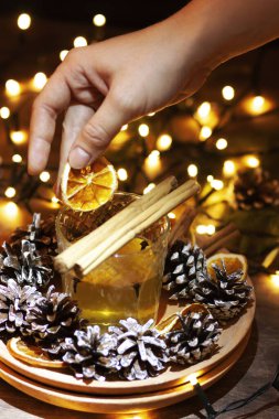 Kış tatili için baharatlı elma şarabı.