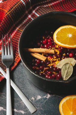 Yabanmersini sosu için malzemeleri kapat