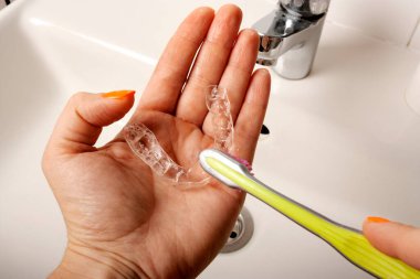Diş fırçasıyla ağız koruyucularının temizlenmesi