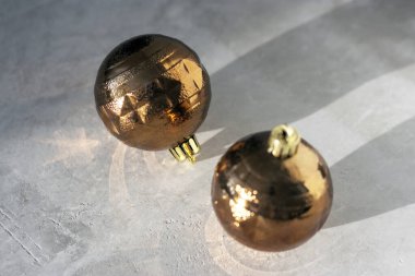 Gri arka planda Noel süslemesi altın top