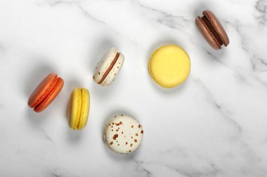 Beyaz arkaplanda renkli badem kurabiyeleri