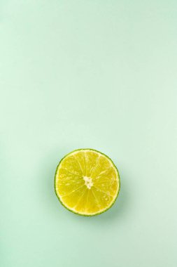 Sade arka planda yuvarlak limon dilimi