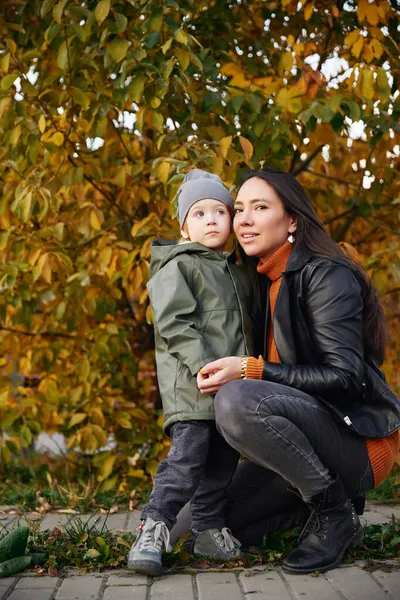 Gyönyörű nő megöleli a fiát a parkban — Stock Fotó