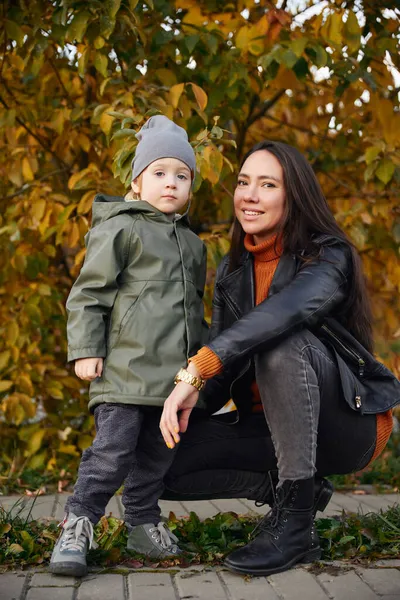 美しい女性が公園で息子を抱きしめる — ストック写真