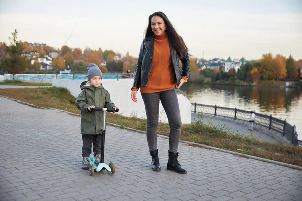 Güzel bir kız çocuğuna scooter sürmeyi öğretir. — Stok fotoğraf