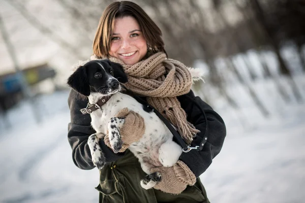 Onu köpek kış parkta genç kadın