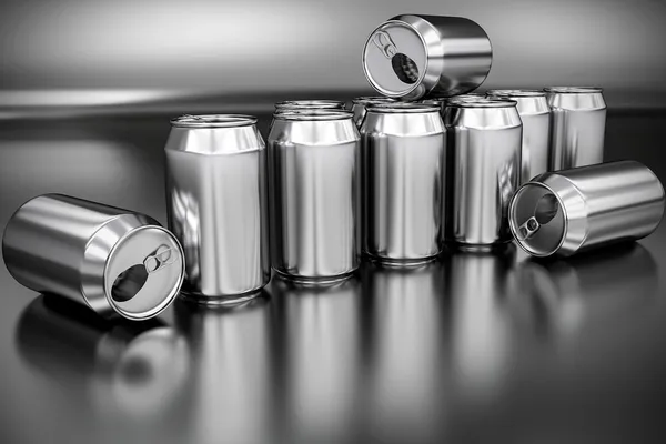 yansıtıcı bir yüzey üzerinde alüminyum kutular