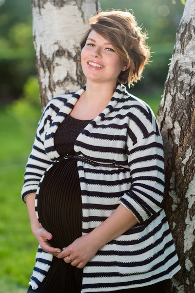 mutlu bir hamile kadın yaz orman