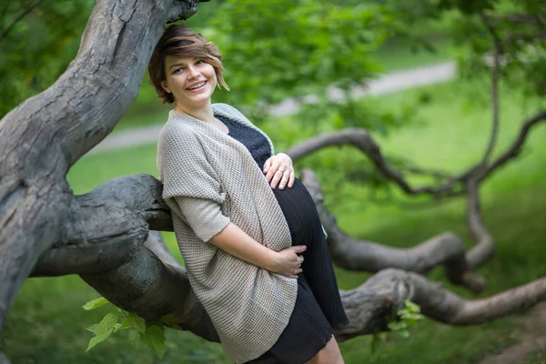 mutlu bir hamile kadın yaz orman