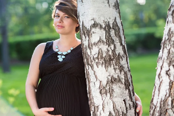 mutlu bir hamile kadın yaz orman