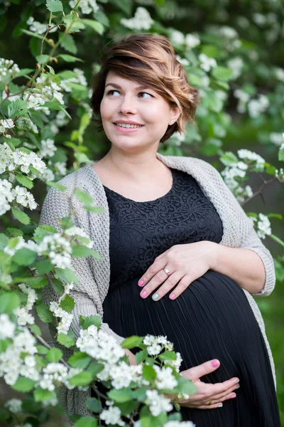 mutlu bir hamile kadın yaz orman