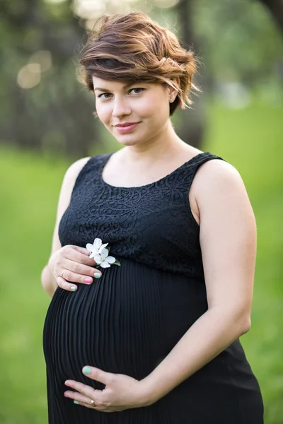 mutlu bir hamile kadın yaz orman