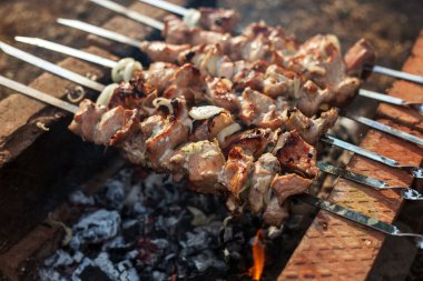 Marine kebab pişirme