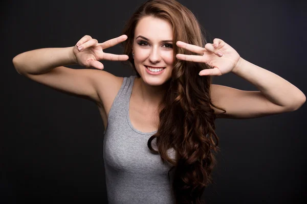 Kız koyu arka plan üzerinde gri gömlek