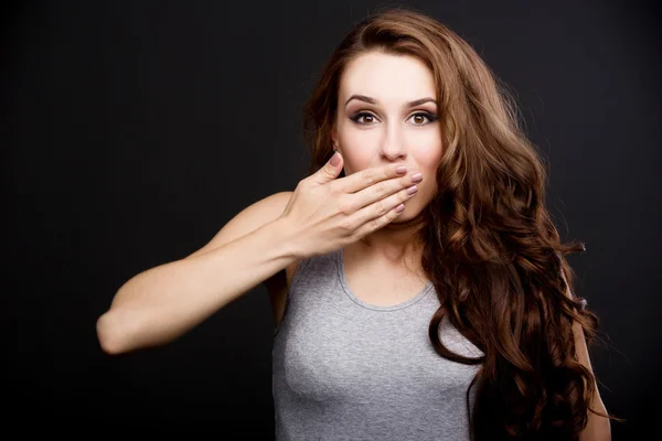 Kızın yüzünü eli ile gri gömlek