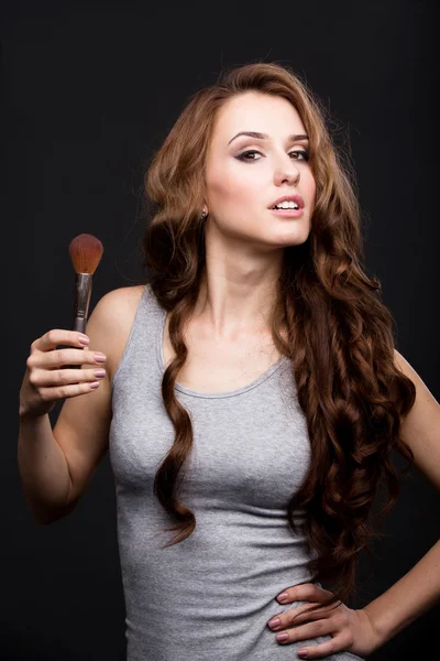 Makyaj fırça gri gömlek gülümseyen kız