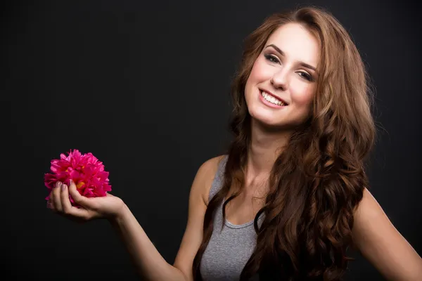 gri gömlekli çiçek kız portresi