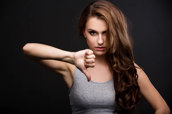 gri gömlekli güzel kız başparmak aşağı gösterir..