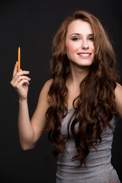 Kalemle Gri gömlek gülümseyen kız portresi