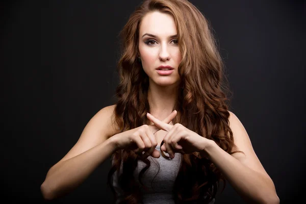 güzel kız çapraz parmak