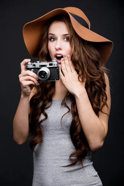 güzel bir kız ile bir fotoğraf makinesi