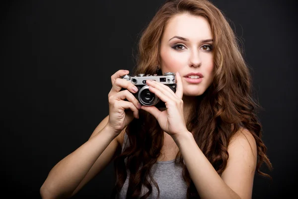 Bella ragazza con una macchina fotografica — Foto Stock