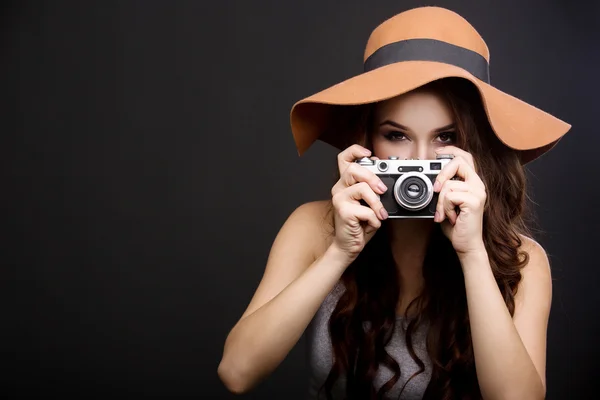 güzel bir kız ile bir fotoğraf makinesi