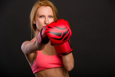 güzel bir kadın kırmızı boks eldivenli koyu arka plan