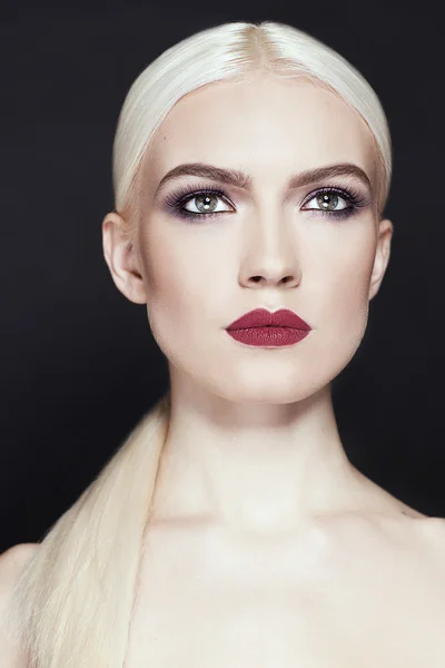 Porträt eines schönen Mädchens mit blonden Haaren aus nächster Nähe isoliert auf schwarzem Hintergrund — Stockfoto