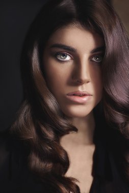 moda güzellik kız. muhteşem bir kadın portresi. Sağlık saç.