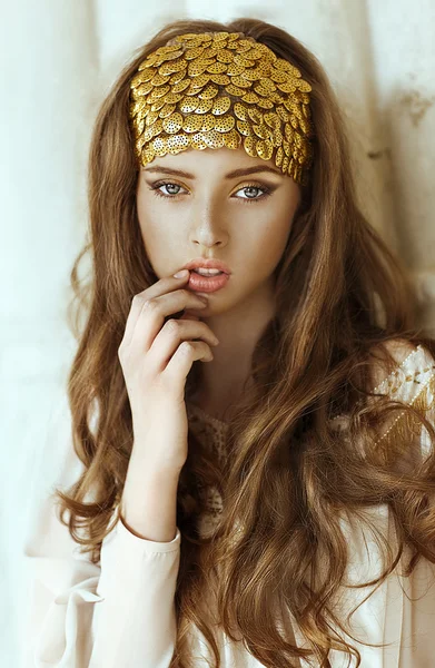 Retrato de mujer elegante con corona de moda en vestido beige — Foto de Stock