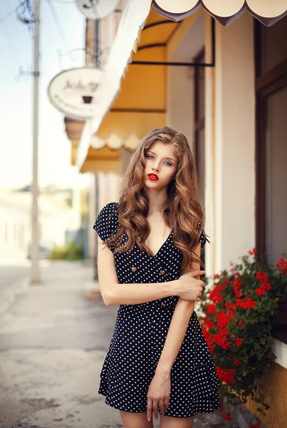 Красивая девушка Красивая девушка стоит рядом с кафе — стоковое фото