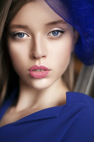 Retrato de mujer elegante con sombrero azul en vestido azul marino — Foto de Stock
