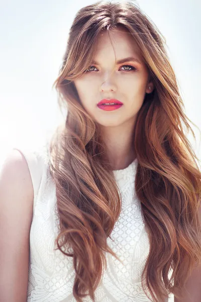 Uzun saçlı güzel bir kadın.