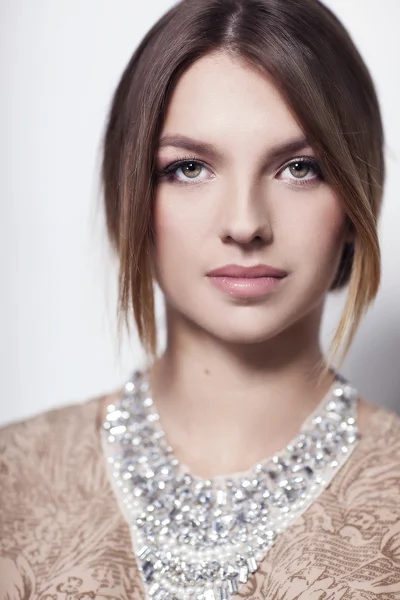 güzel moda model beyaz zemin üzerine izole kolye