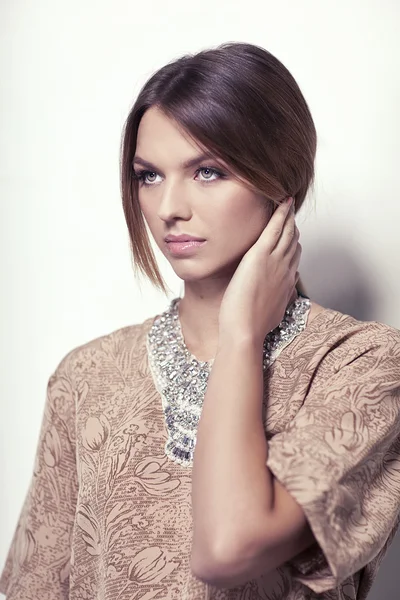 güzel moda model beyaz zemin üzerine izole kolye