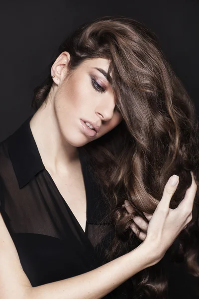 moda güzellik kız. muhteşem bir kadın portresi. Sağlık saç.