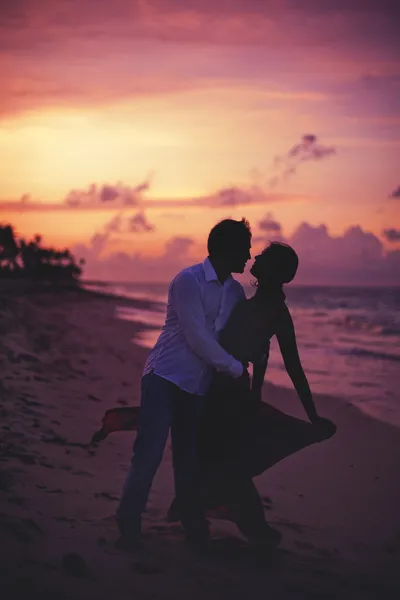 gün batımı sırasında sahilde güzel Çift