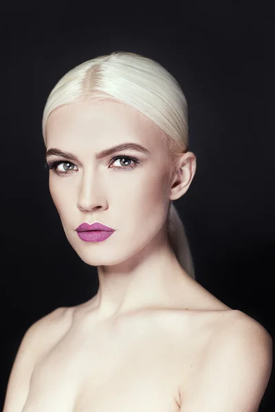 Porträt eines schönen Mädchens mit blonden Haaren aus nächster Nähe isoliert auf schwarzem Hintergrund — Stockfoto