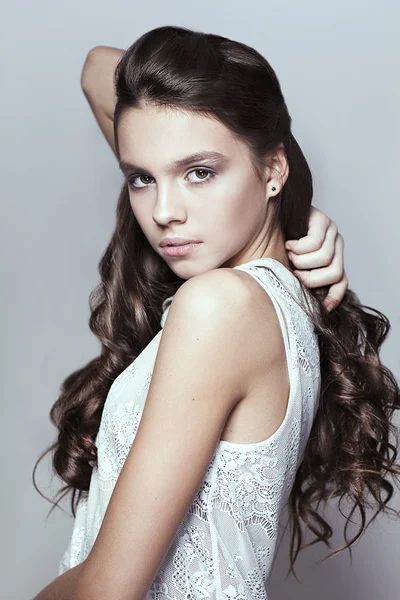 Retrato de chica joven con el pelo rizado — Foto de Stock