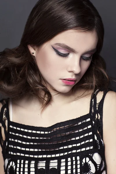 güzel genç kız Abiye siyah arka plan üzerine de güzel saç modeli ile portresi