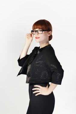 siyah gözlük ve siyah takım Kızıl saçlı güzel kadın portresi