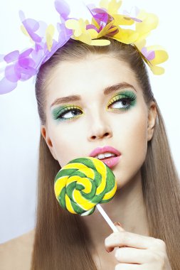 genç kız holding lolipop