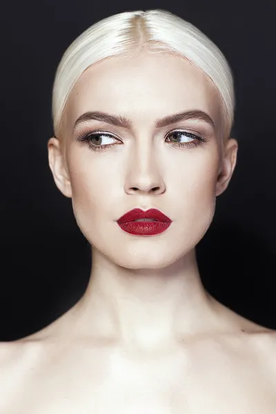 Bella ragazza con i capelli biondi e labbra rosse — Foto Stock