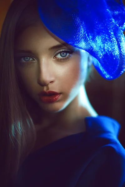 Елегантна жінка з блакитним капелюхом — стокове фото