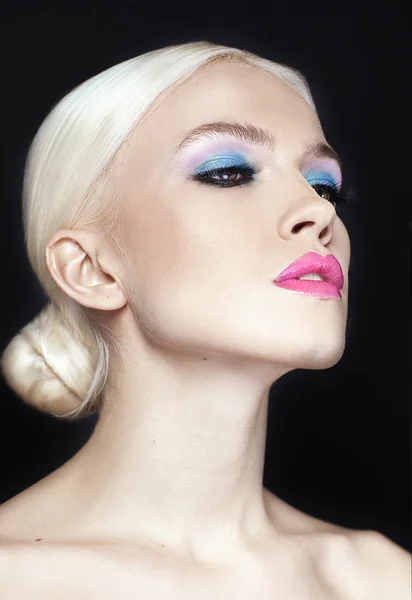 profesyonel makyaj ile model.