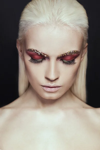 Kapalı gözlerle şık kız