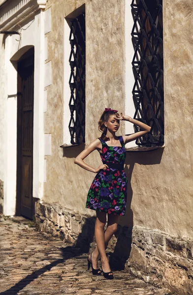 Chica en vestido floral posando fuera —  Fotos de Stock