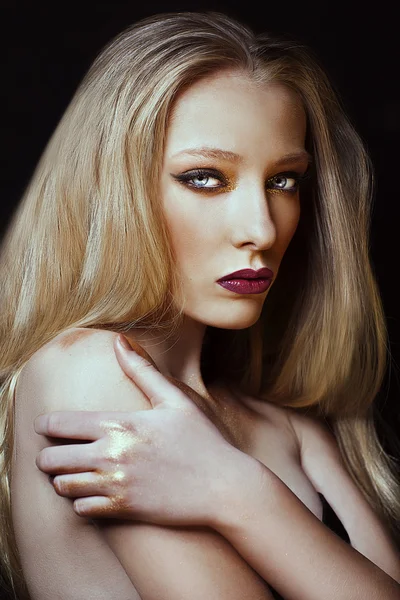 Schönes High-Fashion-Modell mit Goldkette und roten Lippen aus dem Studio. — Stockfoto